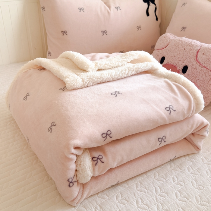 91家纺网 家纺一手货源 找家纺 欣宜家纺 2025新款加厚毛巾刺绣牛奶绒羊羔绒盖毯双层毛毯午休毯卡通多功能沙发办公室毯子 甜心粉盖毯