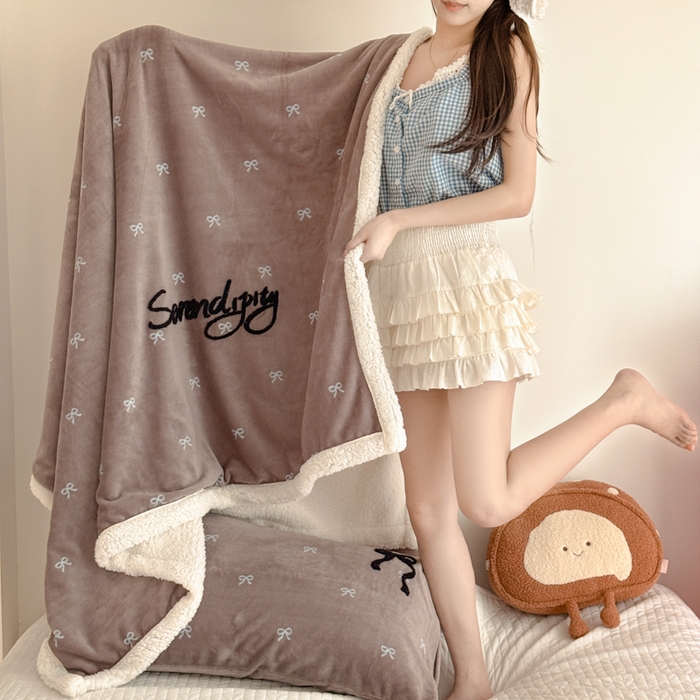 欣宜家纺 2025新款加厚毛巾刺绣牛奶绒羊羔绒盖毯双层毛毯午休毯卡通多功能沙发办公室毯子 甜心咖盖毯