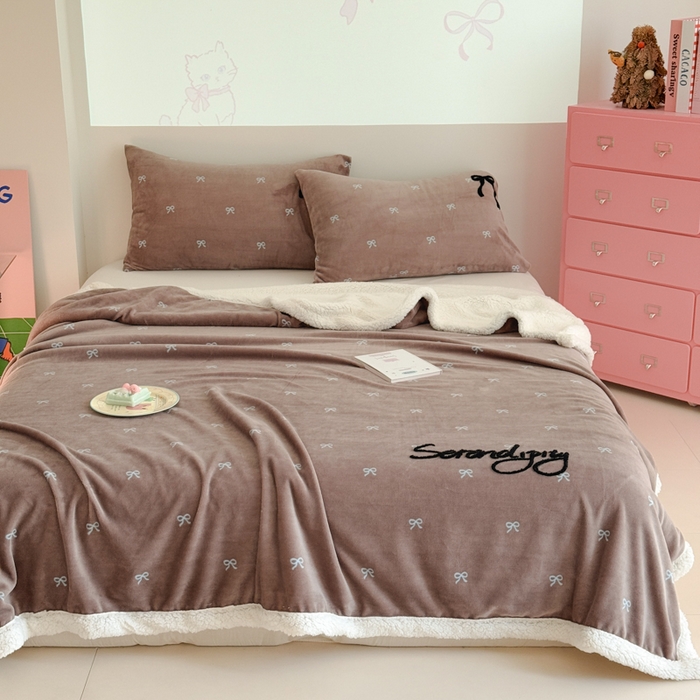 91家纺网 家纺一手货源 找家纺 欣宜家纺 2025新款加厚毛巾刺绣牛奶绒羊羔绒盖毯双层毛毯午休毯卡通多功能沙发办公室毯子 甜心咖盖毯