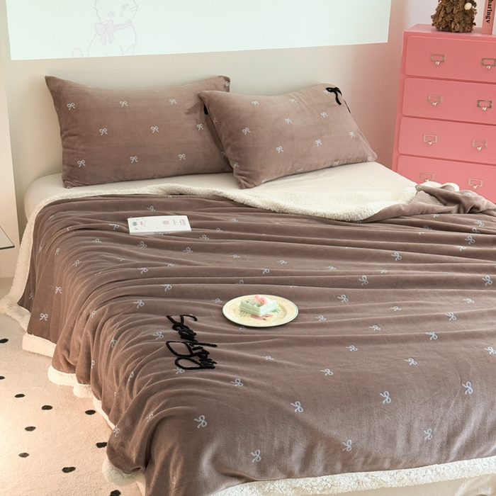 91家纺网 家纺一手货源 找家纺 欣宜家纺 2025新款加厚毛巾刺绣牛奶绒羊羔绒盖毯双层毛毯午休毯卡通多功能沙发办公室毯子 甜心咖盖毯