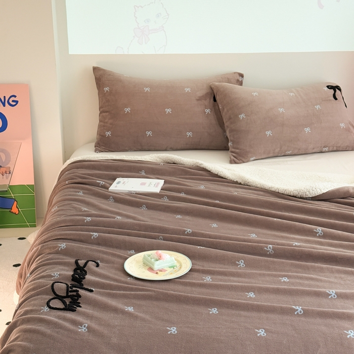 91家纺网 家纺一手货源 找家纺 欣宜家纺 2025新款加厚毛巾刺绣牛奶绒羊羔绒盖毯双层毛毯午休毯卡通多功能沙发办公室毯子 甜心咖盖毯