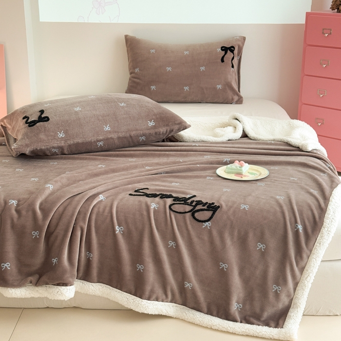 91家纺网 家纺一手货源 找家纺 欣宜家纺 2025新款加厚毛巾刺绣牛奶绒羊羔绒盖毯双层毛毯午休毯卡通多功能沙发办公室毯子 甜心咖盖毯