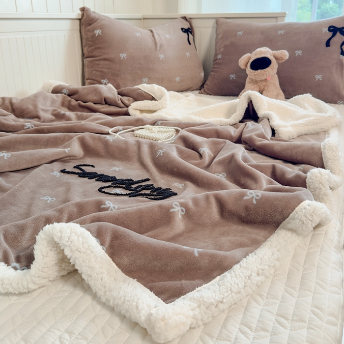91家纺网 家纺一手货源 找家纺 欣宜家纺 2025新款加厚毛巾刺绣牛奶绒羊羔绒盖毯双层毛毯午休毯卡通多功能沙发办公室毯子 甜心咖盖毯