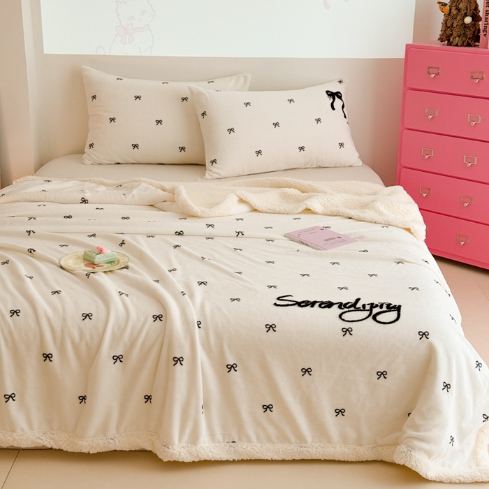 91家纺网 家纺一手货源 找家纺 欣宜家纺 2025新款加厚毛巾刺绣牛奶绒羊羔绒盖毯双层毛毯午休毯卡通多功能沙发办公室毯子 甜心米盖毯