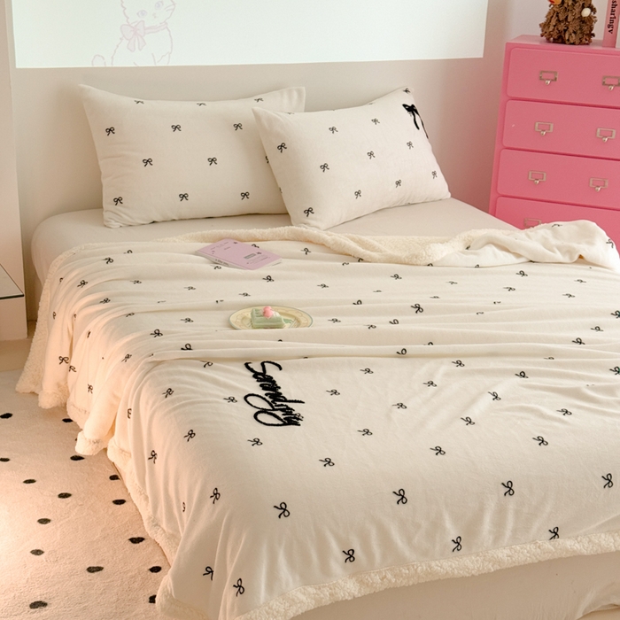 91家纺网 家纺一手货源 找家纺 欣宜家纺 2025新款加厚毛巾刺绣牛奶绒羊羔绒盖毯双层毛毯午休毯卡通多功能沙发办公室毯子 甜心米盖毯