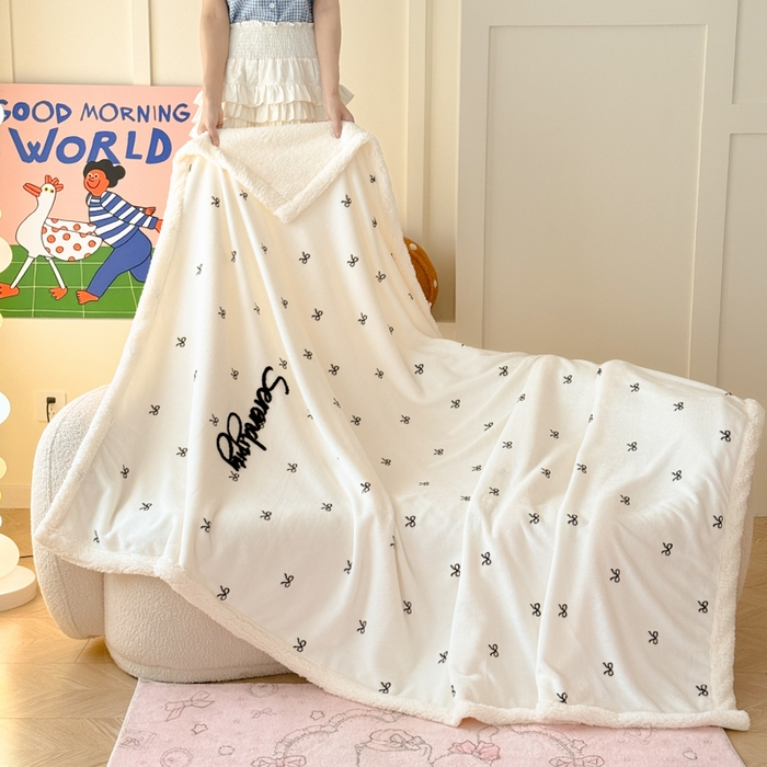 91家纺网 家纺一手货源 找家纺 欣宜家纺 2025新款加厚毛巾刺绣牛奶绒羊羔绒盖毯双层毛毯午休毯卡通多功能沙发办公室毯子 甜心米盖毯