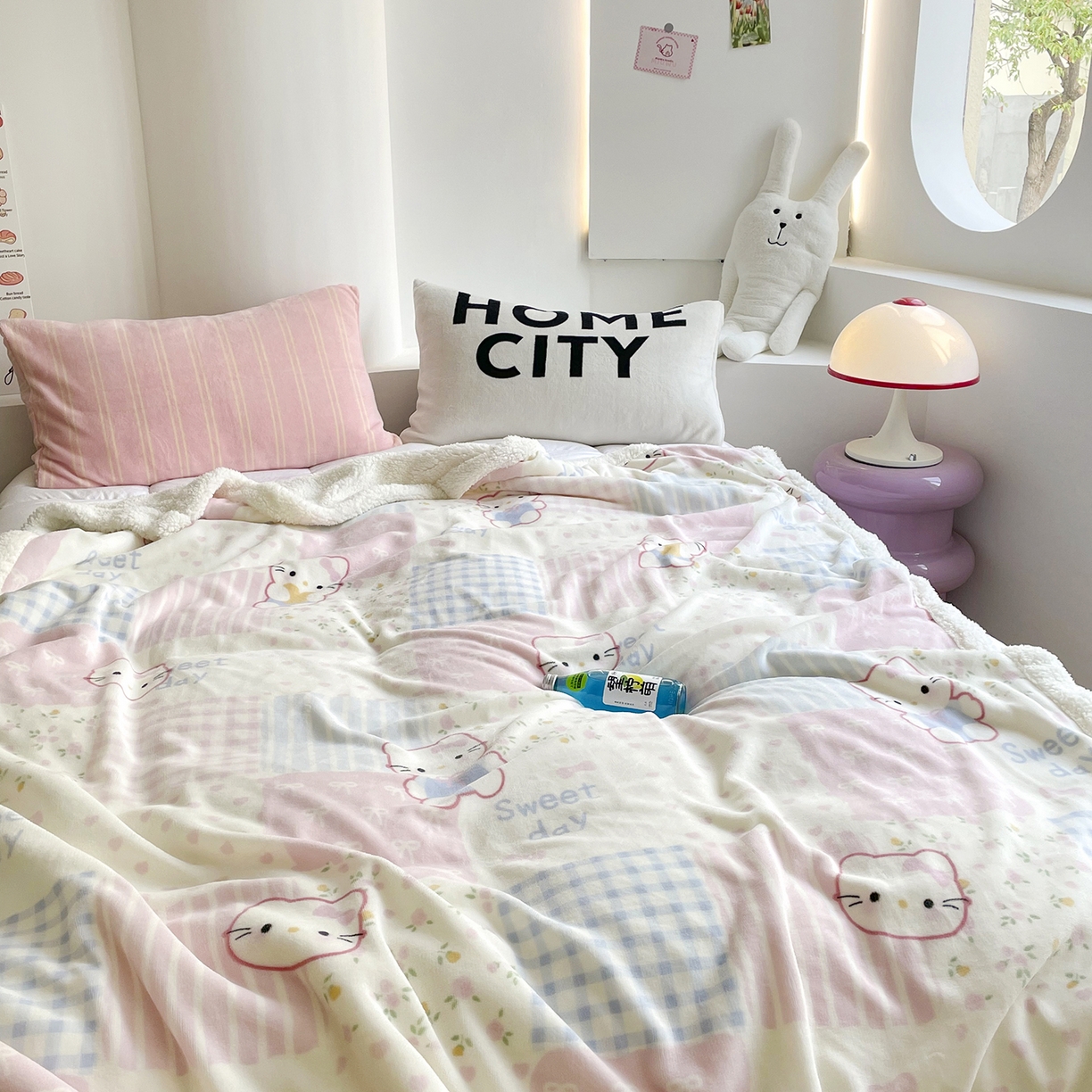 91家纺网 家纺一手货源 找家纺 欣宜家纺 2025新款印花牛奶绒羊羔绒盖毯毛毯午休毯卡通多功能沙发毯 布丁猫