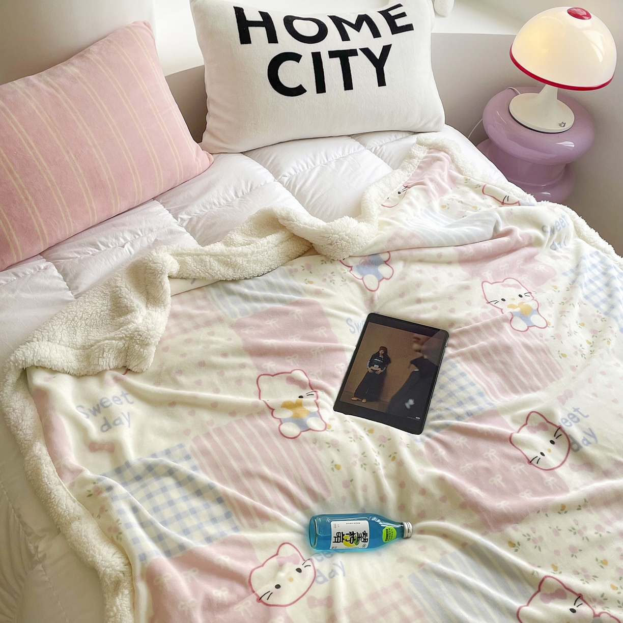 91家纺网 家纺一手货源 找家纺 欣宜家纺 2025新款印花牛奶绒羊羔绒盖毯毛毯午休毯卡通多功能沙发毯 布丁猫