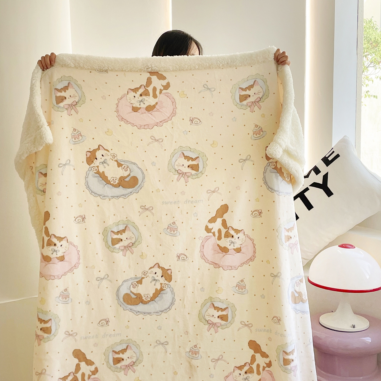 欣宜家纺 2025新款印花牛奶绒羊羔绒盖毯毛毯午休毯卡通多功能沙发毯 蛋糕小猫