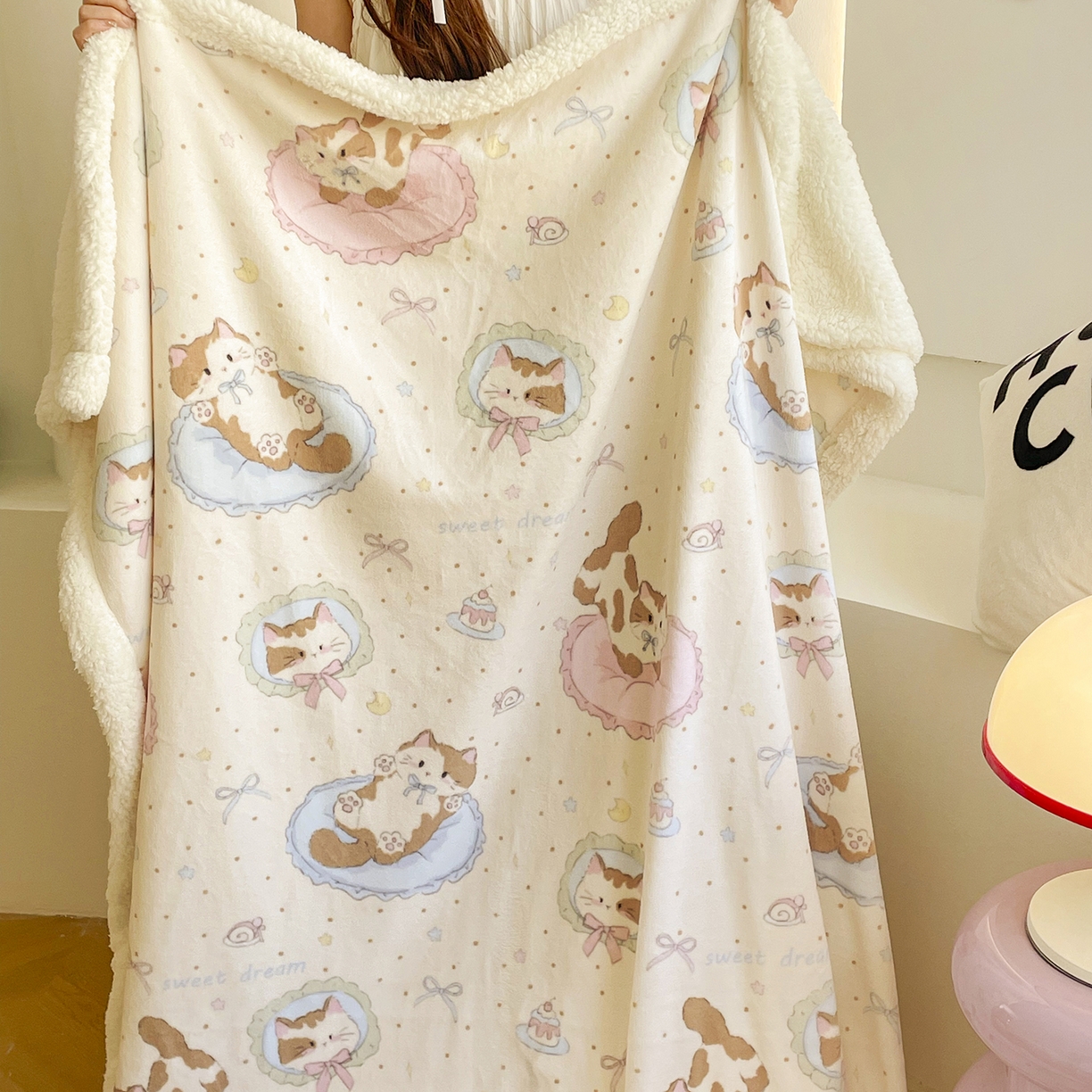 91家纺网 家纺一手货源 找家纺 欣宜家纺 2025新款印花牛奶绒羊羔绒盖毯毛毯午休毯卡通多功能沙发毯 蛋糕小猫