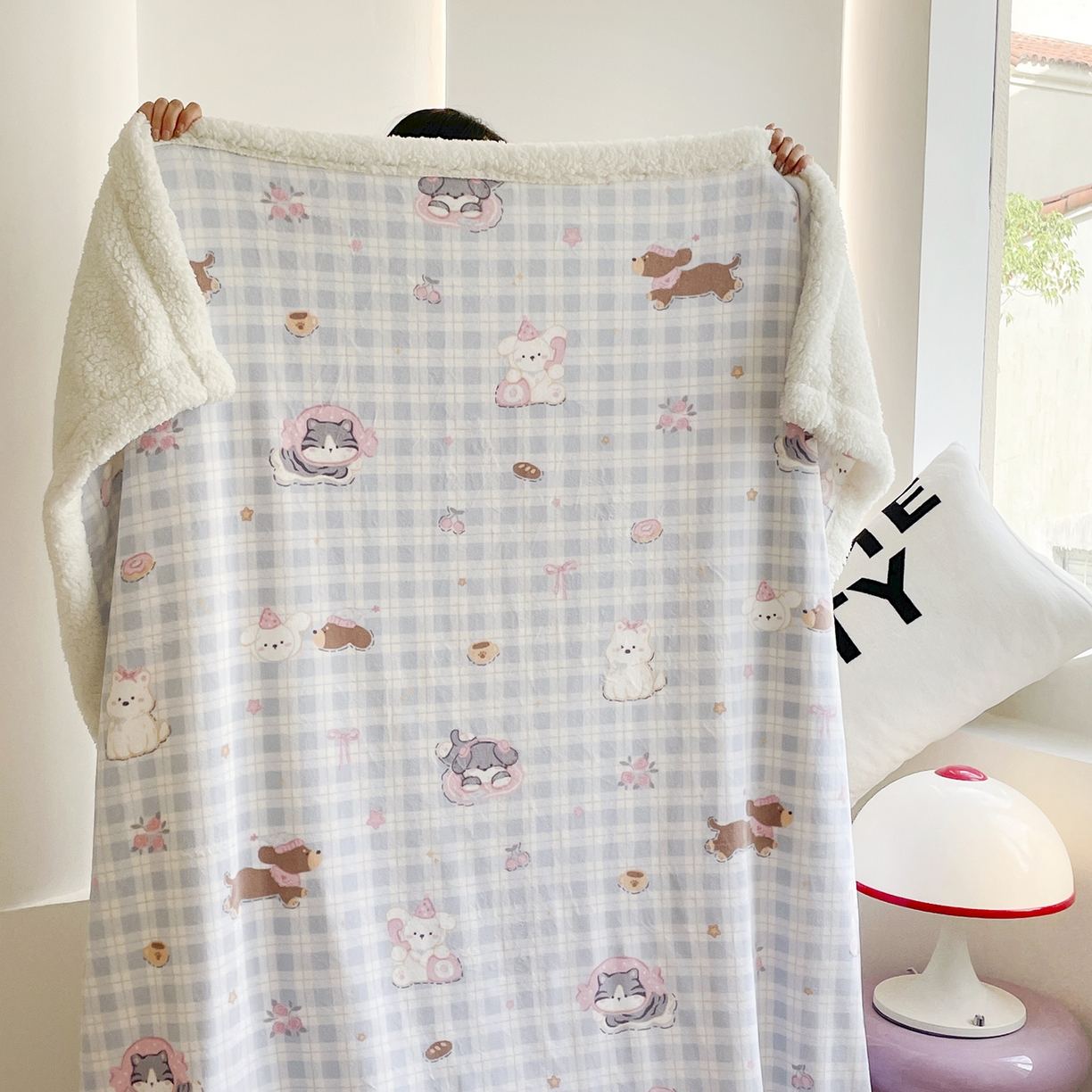 91家纺网 家纺一手货源 找家纺 欣宜家纺 2025新款印花牛奶绒羊羔绒盖毯毛毯午休毯卡通多功能沙发毯 蓝格小猫