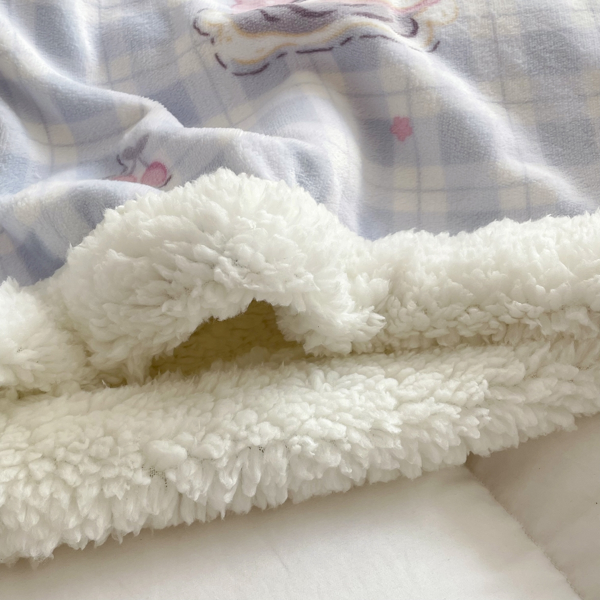 91家纺网 家纺一手货源 找家纺 欣宜家纺 2025新款印花牛奶绒羊羔绒盖毯毛毯午休毯卡通多功能沙发毯 蓝格小猫