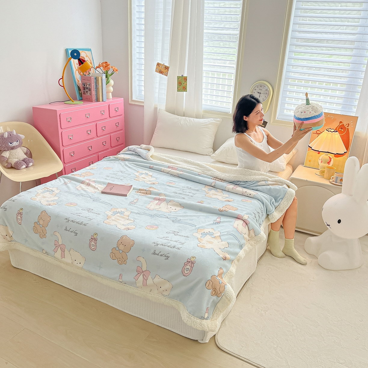 91家纺网 家纺一手货源 找家纺 欣宜家纺 2025新款印花牛奶绒羊羔绒盖毯毛毯午休毯卡通多功能沙发毯 蓝蝴蝶结小猫