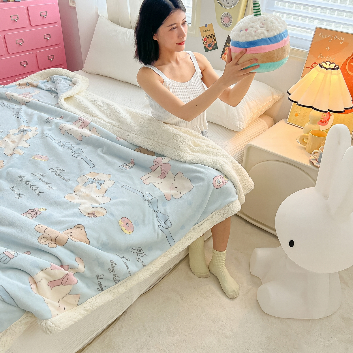 91家纺网 家纺一手货源 找家纺 欣宜家纺 2025新款印花牛奶绒羊羔绒盖毯毛毯午休毯卡通多功能沙发毯 蓝蝴蝶结小猫