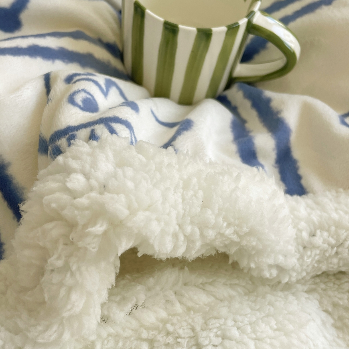 91家纺网 家纺一手货源 找家纺 欣宜家纺 2025新款印花牛奶绒羊羔绒盖毯毛毯午休毯卡通多功能沙发毯 蓝色涂鸦