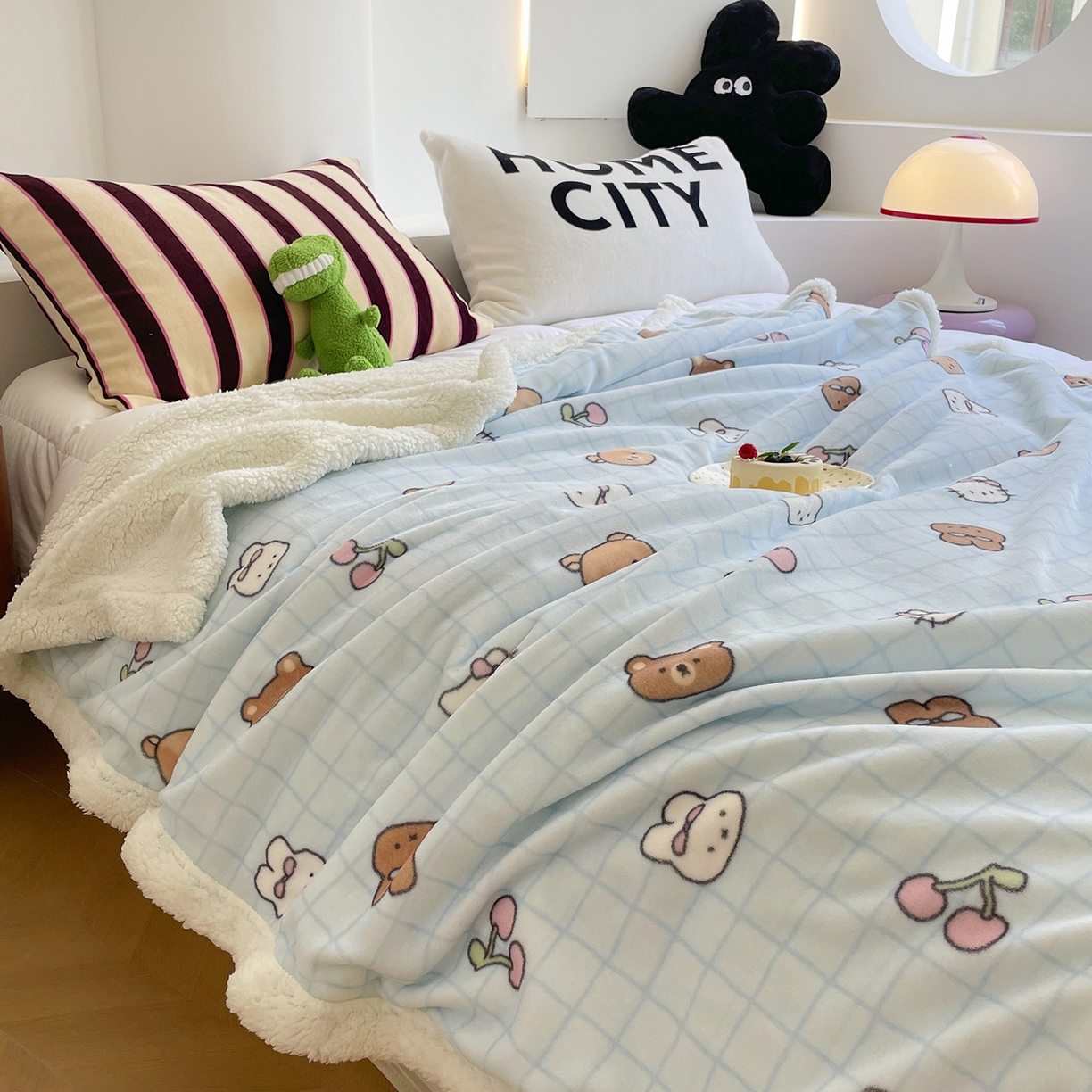 91家纺网 家纺一手货源 找家纺 欣宜家纺 2025新款印花牛奶绒羊羔绒盖毯毛毯午休毯卡通多功能沙发毯 萌仔派对