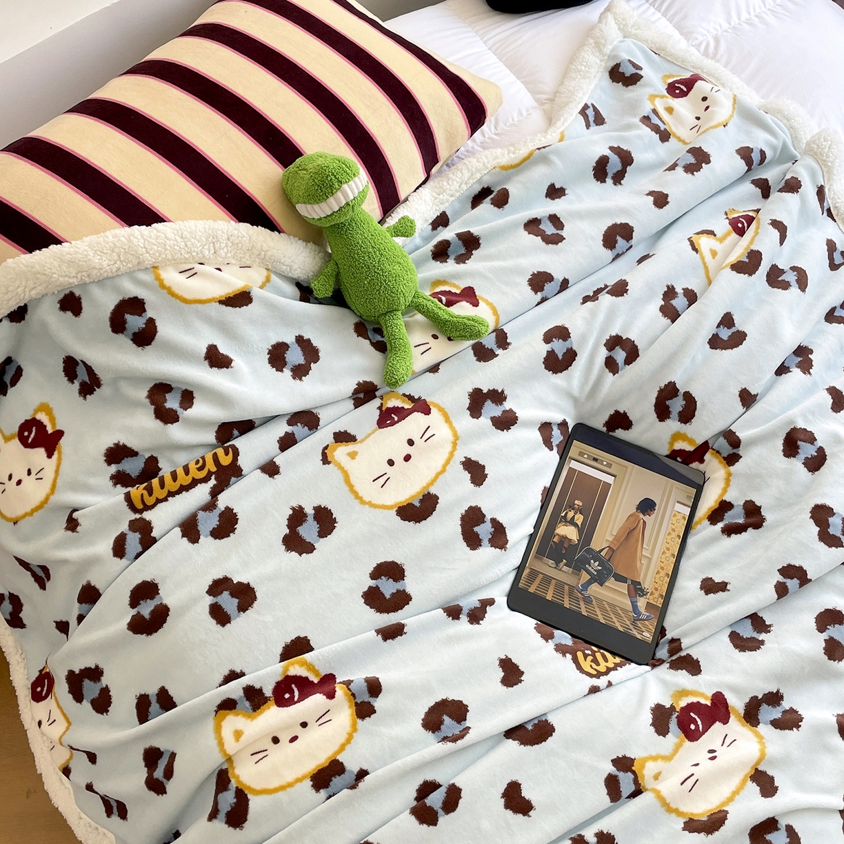 91家纺网 家纺一手货源 找家纺 欣宜家纺 2025新款印花牛奶绒羊羔绒盖毯毛毯午休毯卡通多功能沙发毯 喵吃鱼-蓝