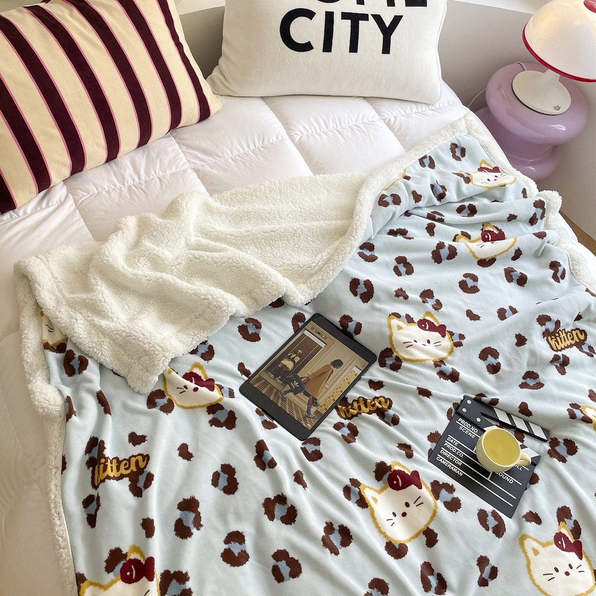 91家纺网 家纺一手货源 找家纺 欣宜家纺 2025新款印花牛奶绒羊羔绒盖毯毛毯午休毯卡通多功能沙发毯 喵吃鱼-蓝