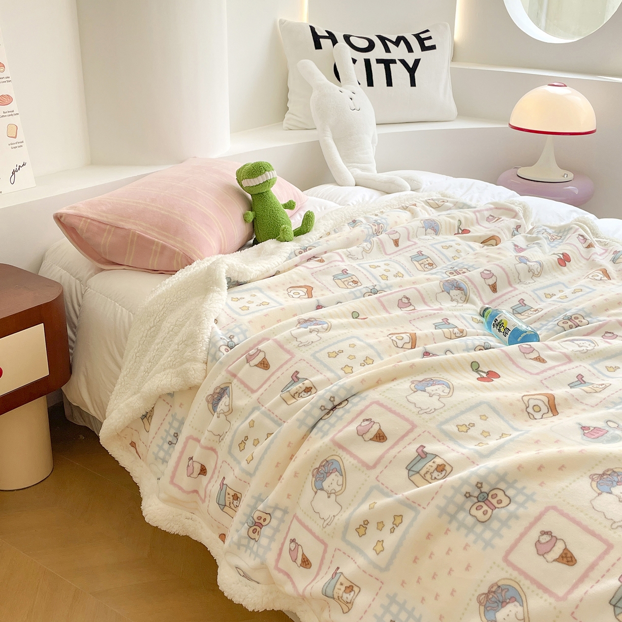 91家纺网 家纺一手货源 找家纺 欣宜家纺 2025新款印花牛奶绒羊羔绒盖毯毛毯午休毯卡通多功能沙发毯 甜品屋