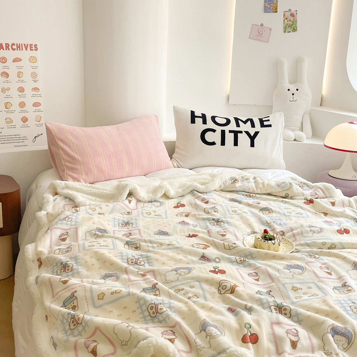 91家纺网 家纺一手货源 找家纺 欣宜家纺 2025新款印花牛奶绒羊羔绒盖毯毛毯午休毯卡通多功能沙发毯 甜品屋