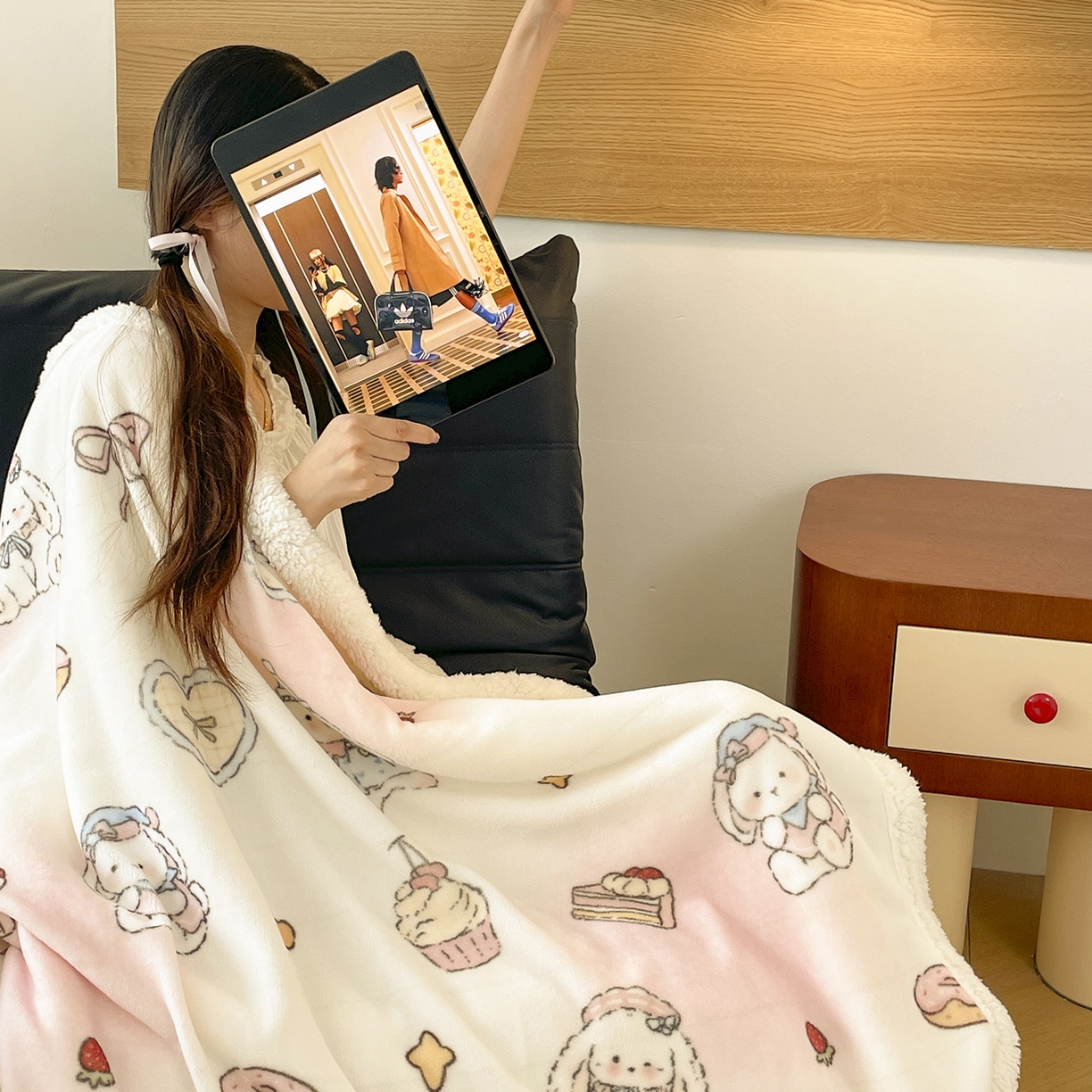 91家纺网 家纺一手货源 找家纺 欣宜家纺 2025新款印花牛奶绒羊羔绒盖毯毛毯午休毯卡通多功能沙发毯 兔兔玩偶