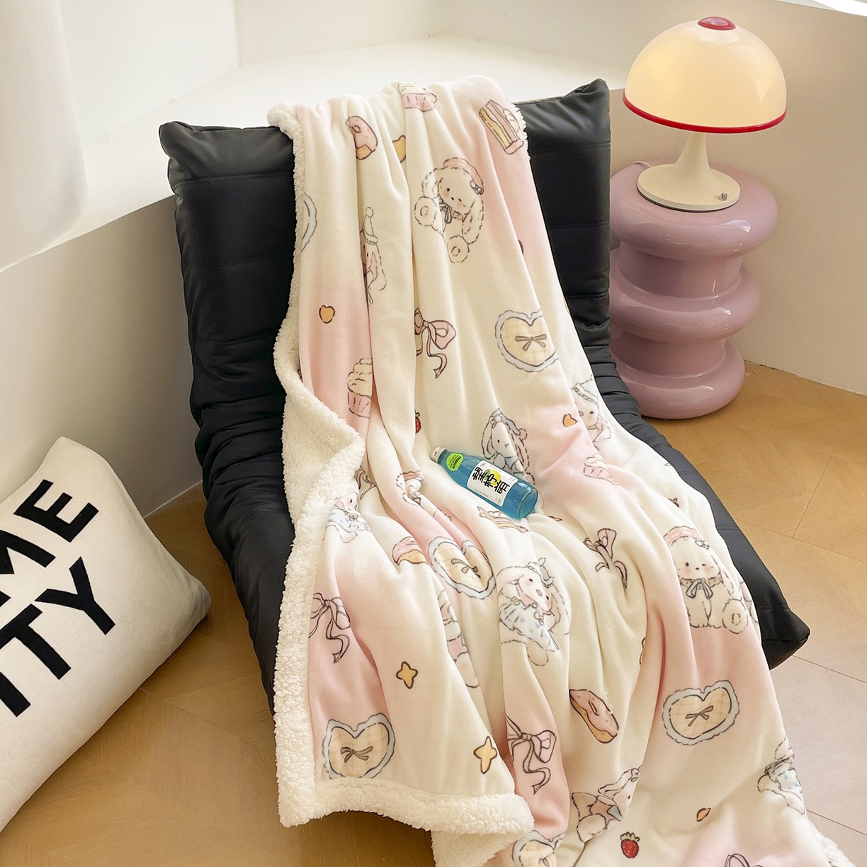 91家纺网 家纺一手货源 找家纺 欣宜家纺 2025新款印花牛奶绒羊羔绒盖毯毛毯午休毯卡通多功能沙发毯 兔兔玩偶