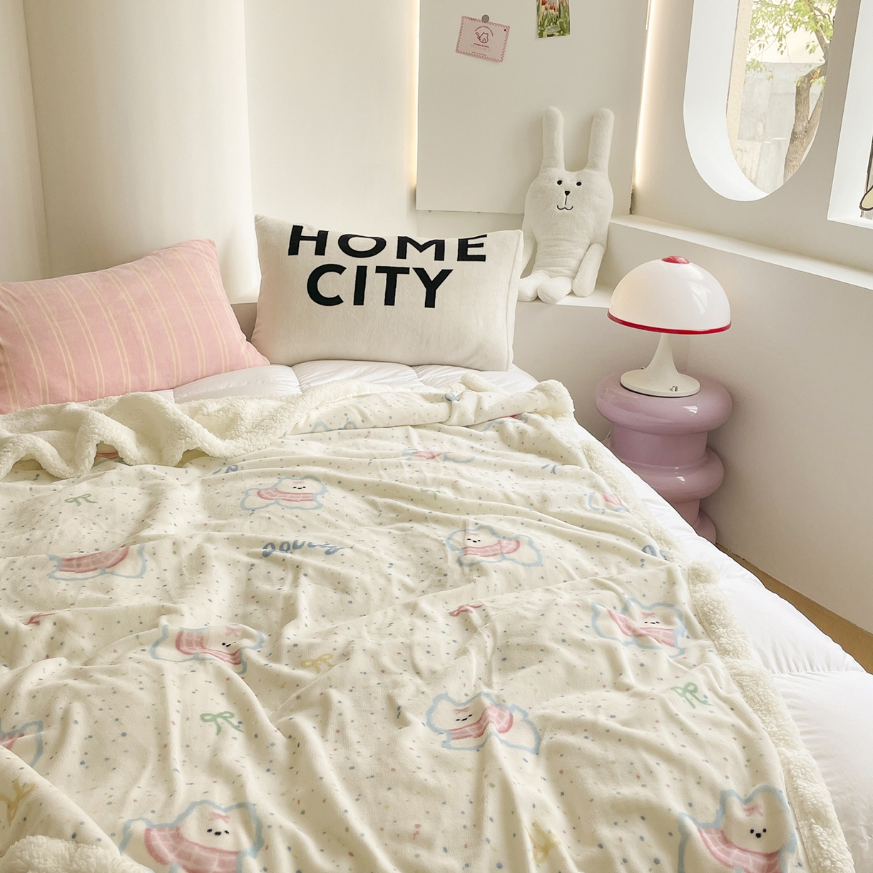 91家纺网 家纺一手货源 找家纺 欣宜家纺 2025新款印花牛奶绒羊羔绒盖毯毛毯午休毯卡通多功能沙发毯 五彩缤纷狗