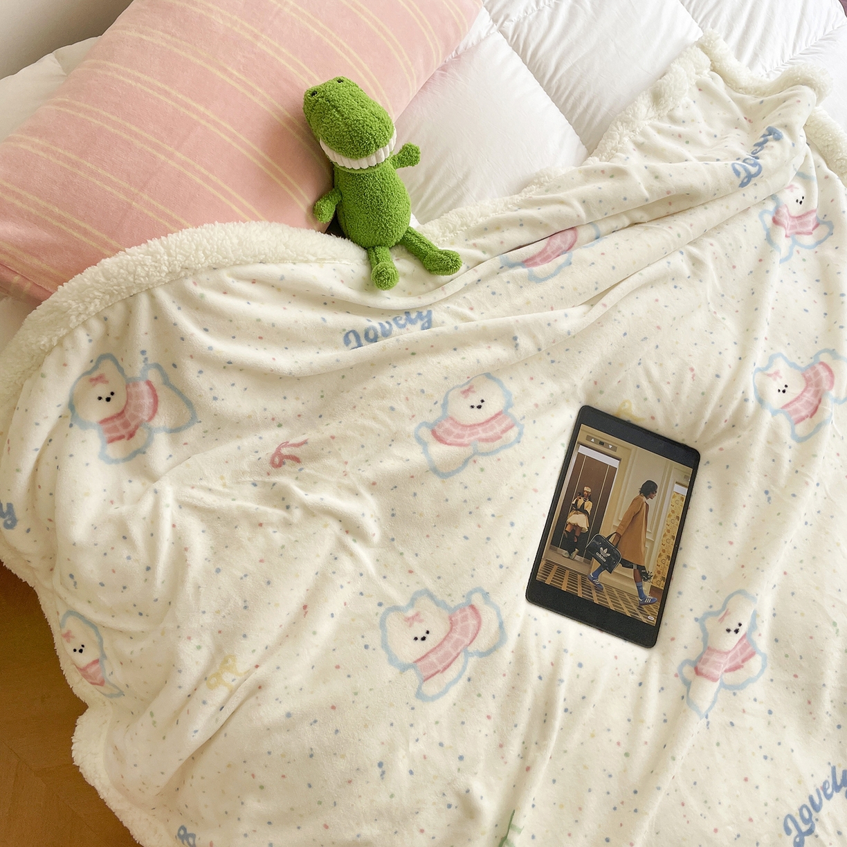 91家纺网 家纺一手货源 找家纺 欣宜家纺 2025新款印花牛奶绒羊羔绒盖毯毛毯午休毯卡通多功能沙发毯 五彩缤纷狗