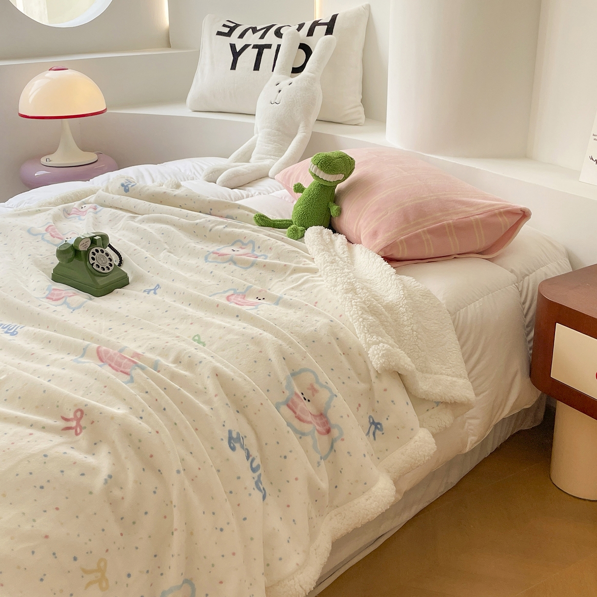 91家纺网 家纺一手货源 找家纺 欣宜家纺 2025新款印花牛奶绒羊羔绒盖毯毛毯午休毯卡通多功能沙发毯 五彩缤纷狗