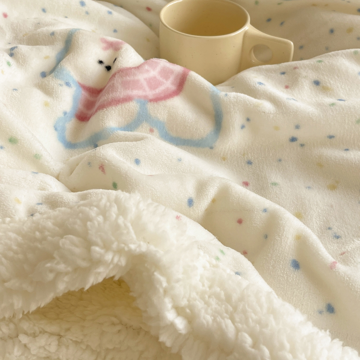 91家纺网 家纺一手货源 找家纺 欣宜家纺 2025新款印花牛奶绒羊羔绒盖毯毛毯午休毯卡通多功能沙发毯 五彩缤纷狗