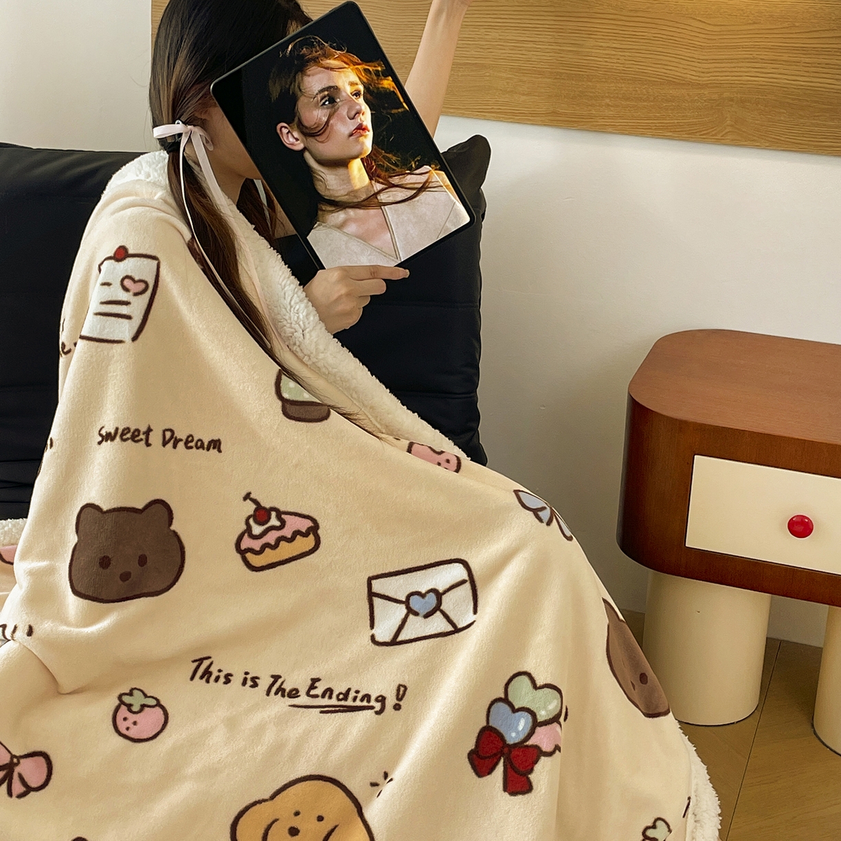 91家纺网 家纺一手货源 找家纺 欣宜家纺 2025新款印花牛奶绒羊羔绒盖毯毛毯午休毯卡通多功能沙发毯 小熊日记