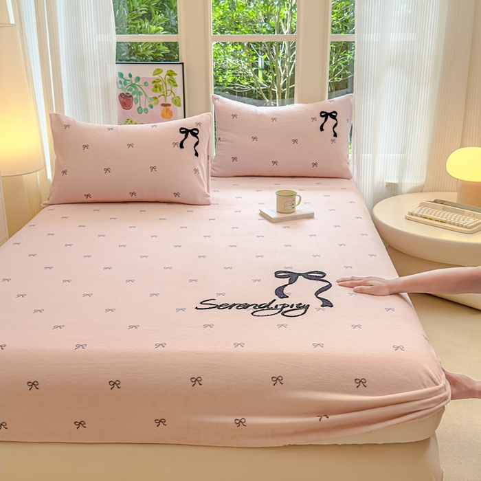 91家纺网 家纺一手货源 找家纺 （总）欣宜家纺 2025新款高克重毛巾绣花卡通ins风牛奶绒床笠