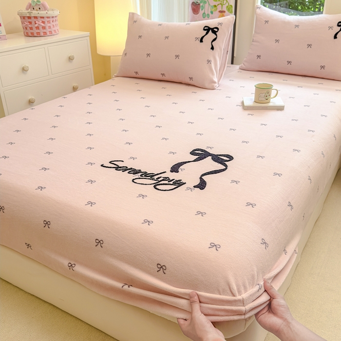 91家纺网 家纺一手货源 找家纺 （总）欣宜家纺 2025新款高克重毛巾绣花卡通ins风牛奶绒床笠