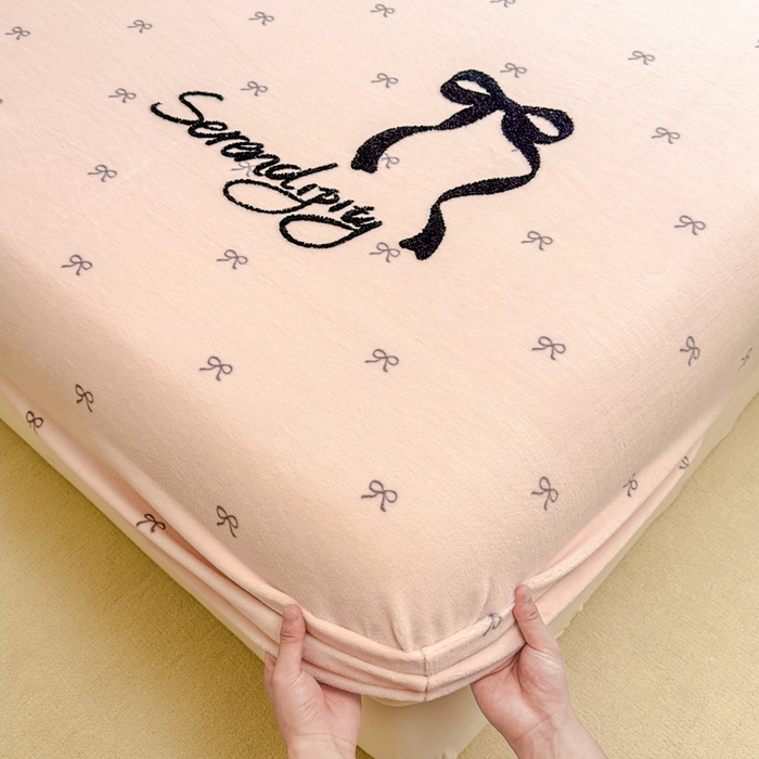 91家纺网 家纺一手货源 找家纺 （总）欣宜家纺 2025新款高克重毛巾绣花卡通ins风牛奶绒床笠