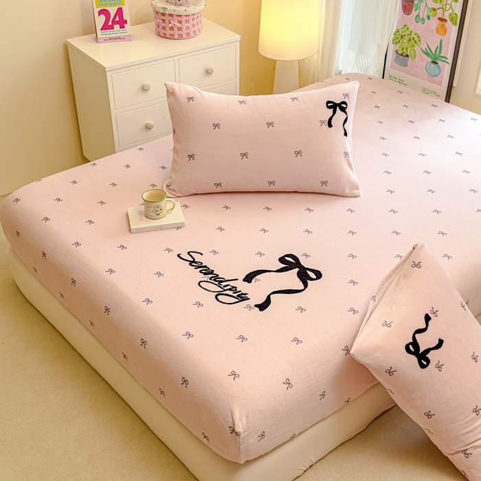 91家纺网 家纺一手货源 找家纺 （总）欣宜家纺 2025新款高克重毛巾绣花卡通ins风牛奶绒床笠