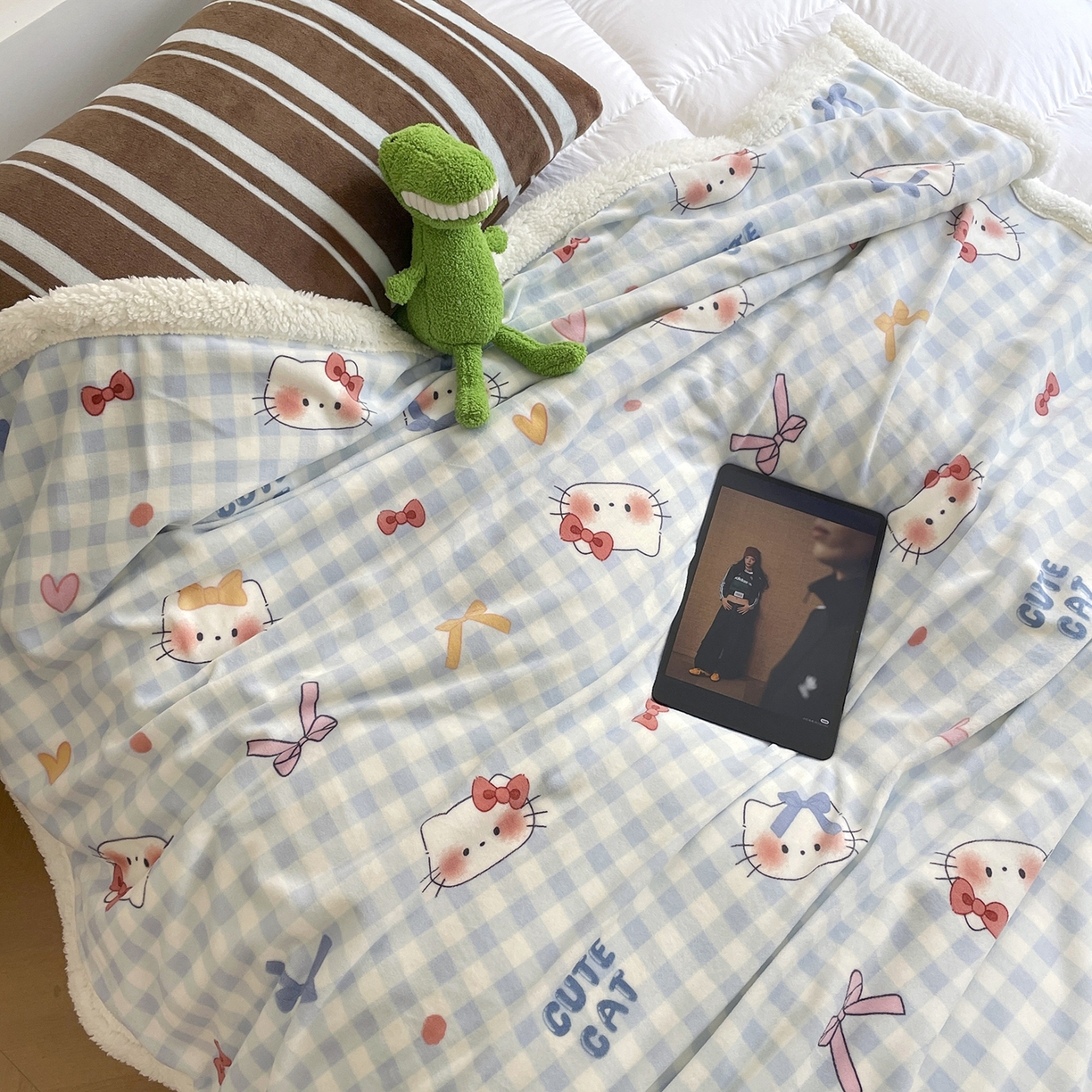 91家纺网 家纺一手货源 找家纺 欣宜家纺 2025新款印花牛奶绒羊羔绒盖毯毛毯午休毯卡通多功能沙发毯 KT猫