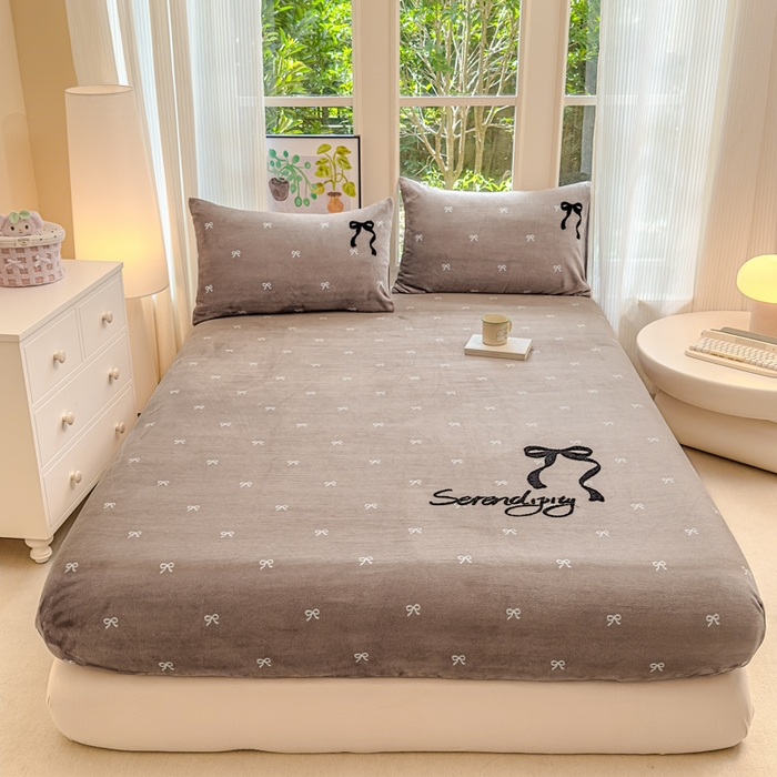 91家纺网 家纺一手货源 找家纺 （总）欣宜家纺 2025新款高克重毛巾绣花卡通ins风牛奶绒床笠