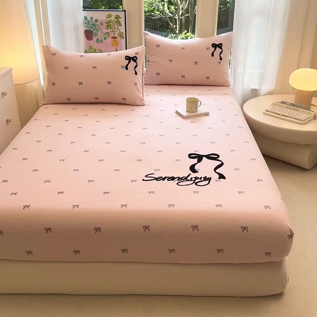 91家纺网 家纺一手货源 找家纺 欣宜家纺 2025新款高克重毛巾绣花卡通ins风牛奶绒床笠 蝴蝶粉