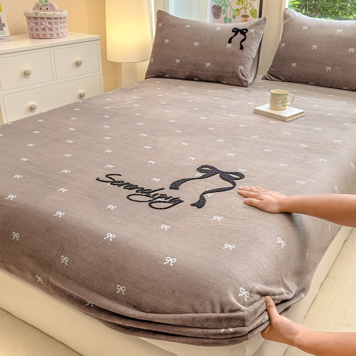 91家纺网 家纺一手货源 找家纺 欣宜家纺 2025新款高克重毛巾绣花卡通ins风牛奶绒床笠 蝴蝶咖