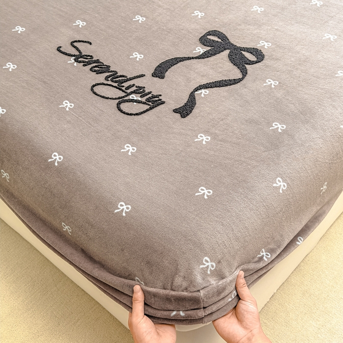 91家纺网 家纺一手货源 找家纺 欣宜家纺 2025新款高克重毛巾绣花卡通ins风牛奶绒床笠 蝴蝶咖