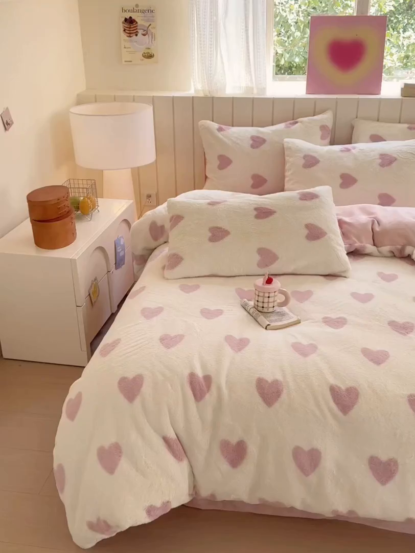 91家纺网 家纺一手货源 找家纺 （总）欣宜家纺 2025新款秋冬ins奶油风超暖爱心系列仿兔毛牛奶绒四件套