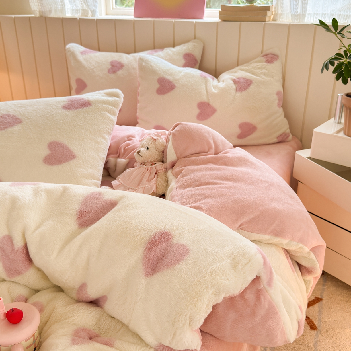 91家纺网 家纺一手货源 找家纺 （总）欣宜家纺 2025新款秋冬ins奶油风超暖爱心系列仿兔毛牛奶绒四件套