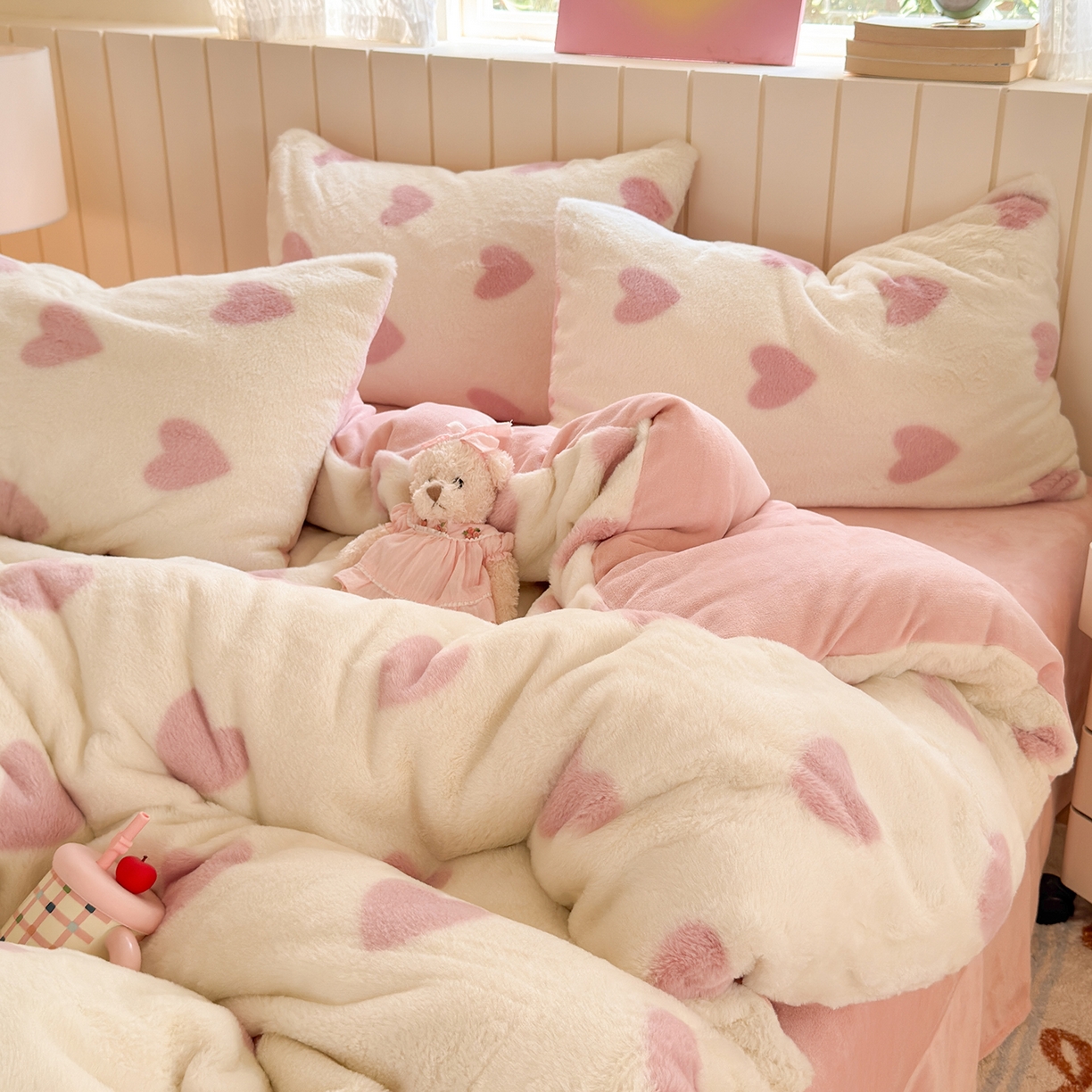 91家纺网 家纺一手货源 找家纺 （总）欣宜家纺 2025新款秋冬ins奶油风超暖爱心系列仿兔毛牛奶绒四件套