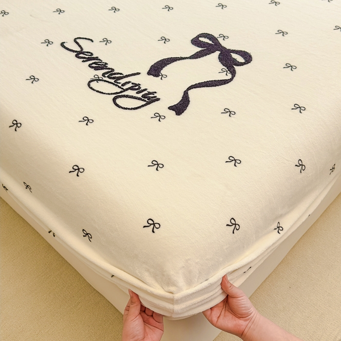 91家纺网 家纺一手货源 找家纺 欣宜家纺 2025新款高克重毛巾绣花卡通ins风牛奶绒床笠 蝴蝶米