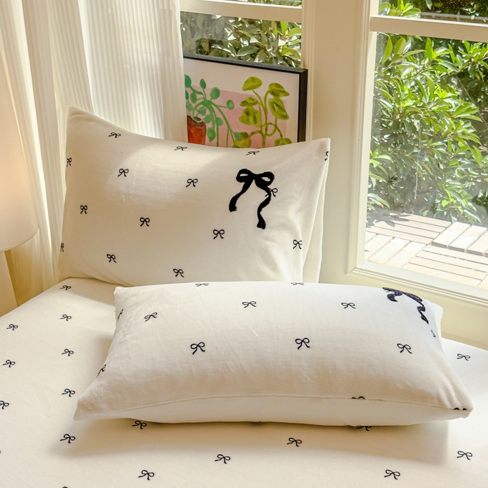 91家纺网 家纺一手货源 找家纺 欣宜家纺 2025新款高克重毛巾绣花卡通ins风牛奶绒床笠 蝴蝶米