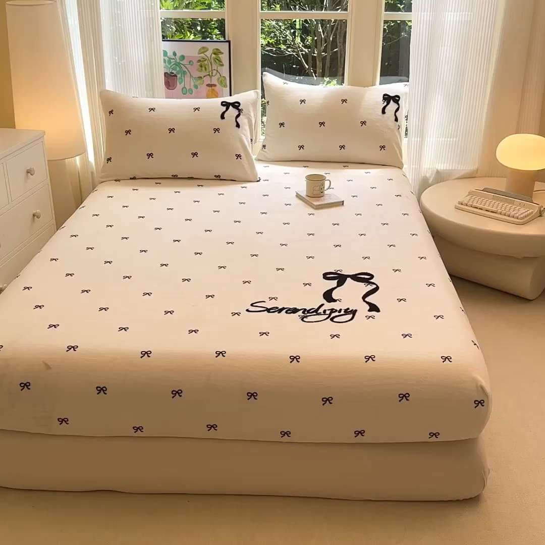 91家纺网 家纺一手货源 找家纺 欣宜家纺 2025新款高克重毛巾绣花卡通ins风牛奶绒床笠 蝴蝶米