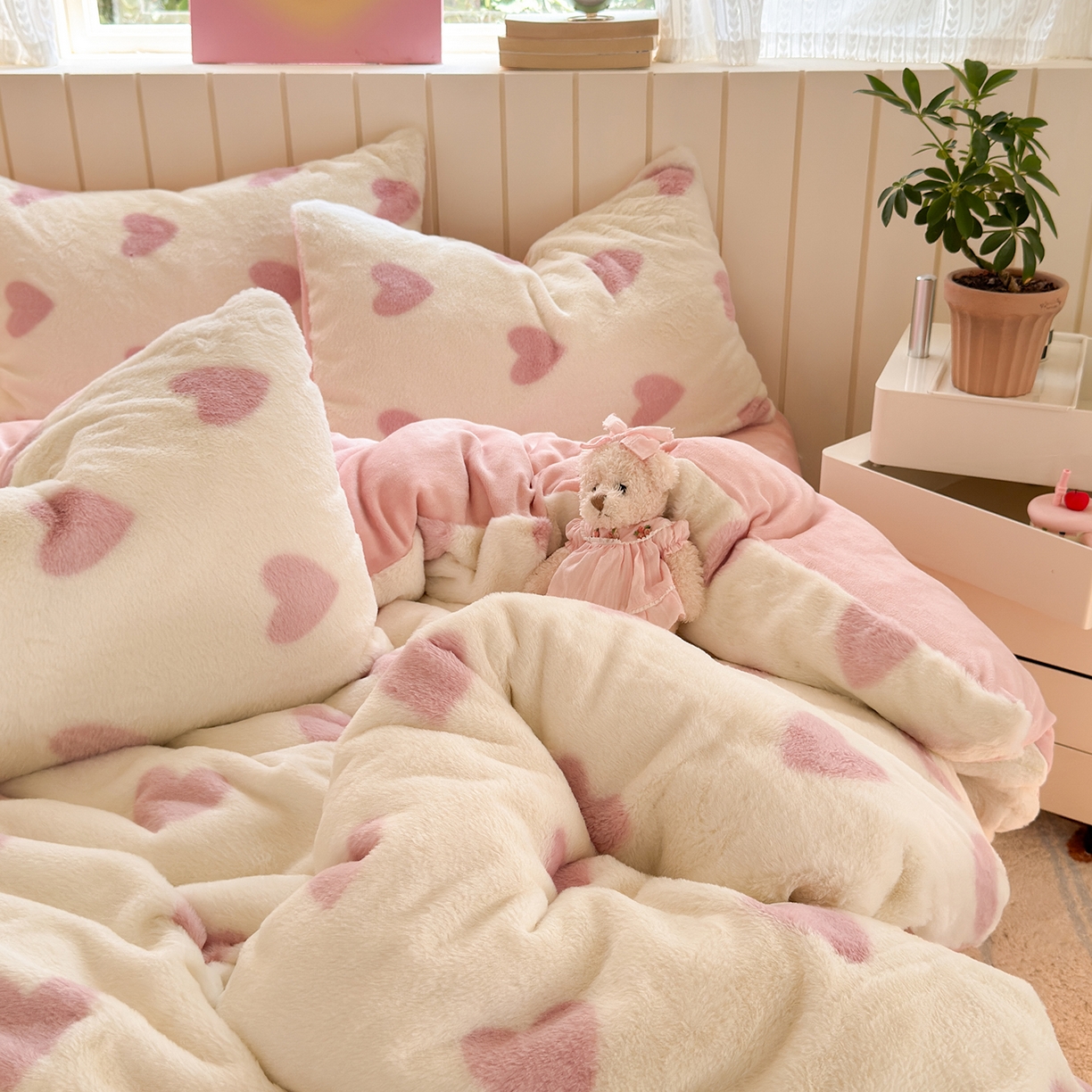 91家纺网 家纺一手货源 找家纺 欣宜家纺 2025新款秋冬ins奶油风超暖爱心系列仿兔毛牛奶绒四件套 爱心-粉