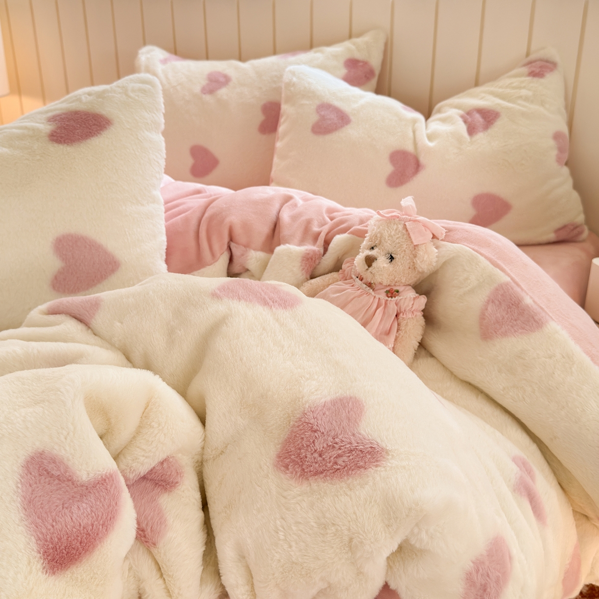 91家纺网 家纺一手货源 找家纺 欣宜家纺 2025新款秋冬ins奶油风超暖爱心系列仿兔毛牛奶绒四件套 爱心-粉