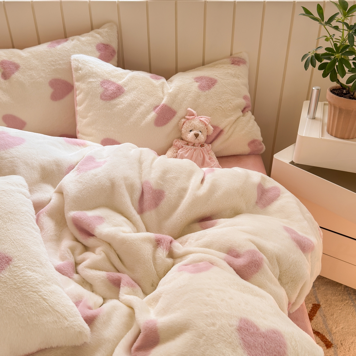 91家纺网 家纺一手货源 找家纺 欣宜家纺 2025新款秋冬ins奶油风超暖爱心系列仿兔毛牛奶绒四件套 爱心-粉