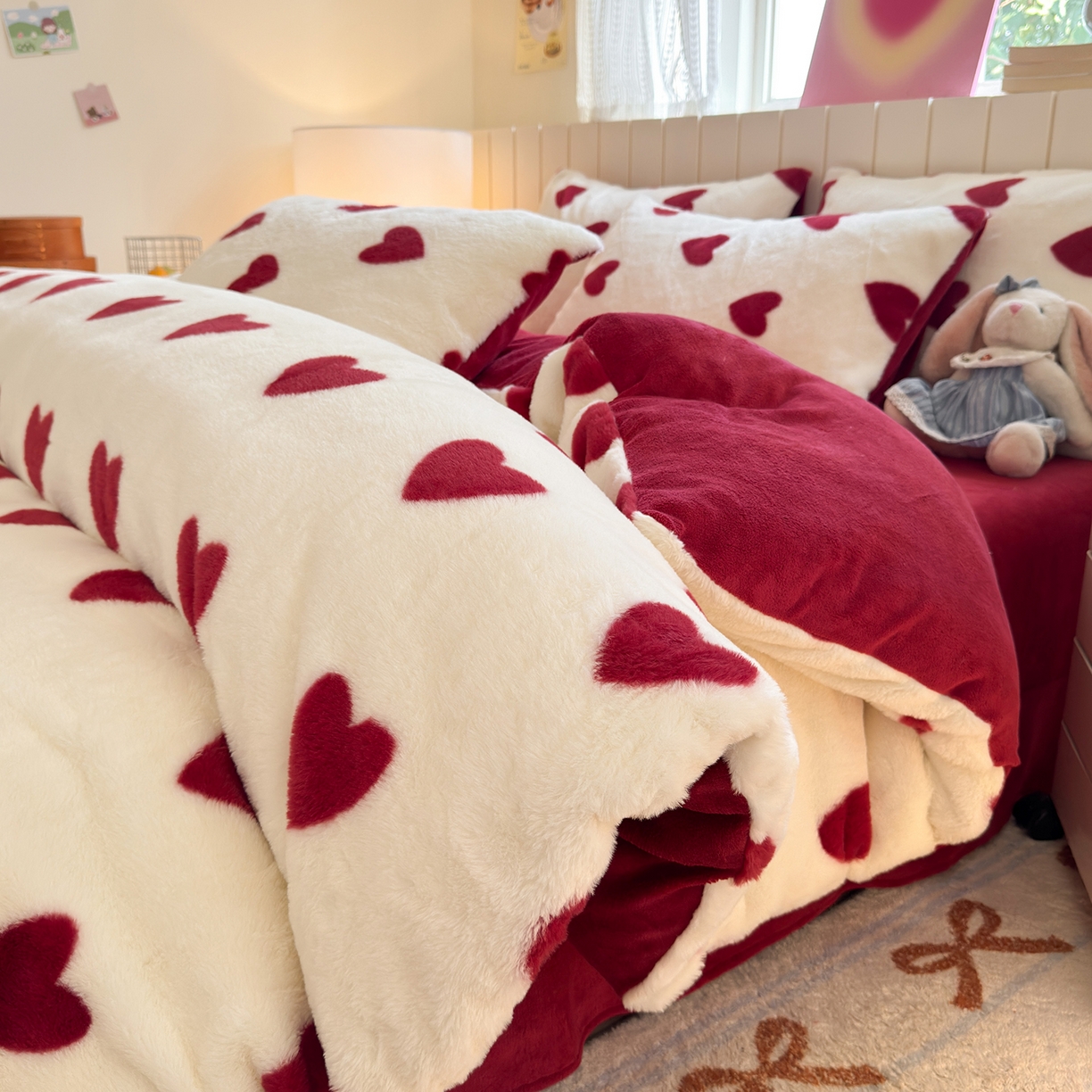 91家纺网 家纺一手货源 找家纺 欣宜家纺 2025新款秋冬ins奶油风超暖爱心系列仿兔毛牛奶绒四件套 爱心-红